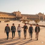 Grupo de viajeros en circuito organizado por Andalucía visitando la Plaza de España en Sevilla