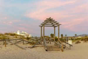Playa de Zahara de los Atunes en Cádiz con luz suave al atardecer